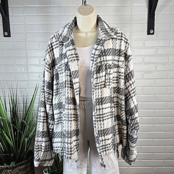 POL Plaid Oversized Frayed Shacket in Gray and Ivory Size Large - Picture 9 of 9